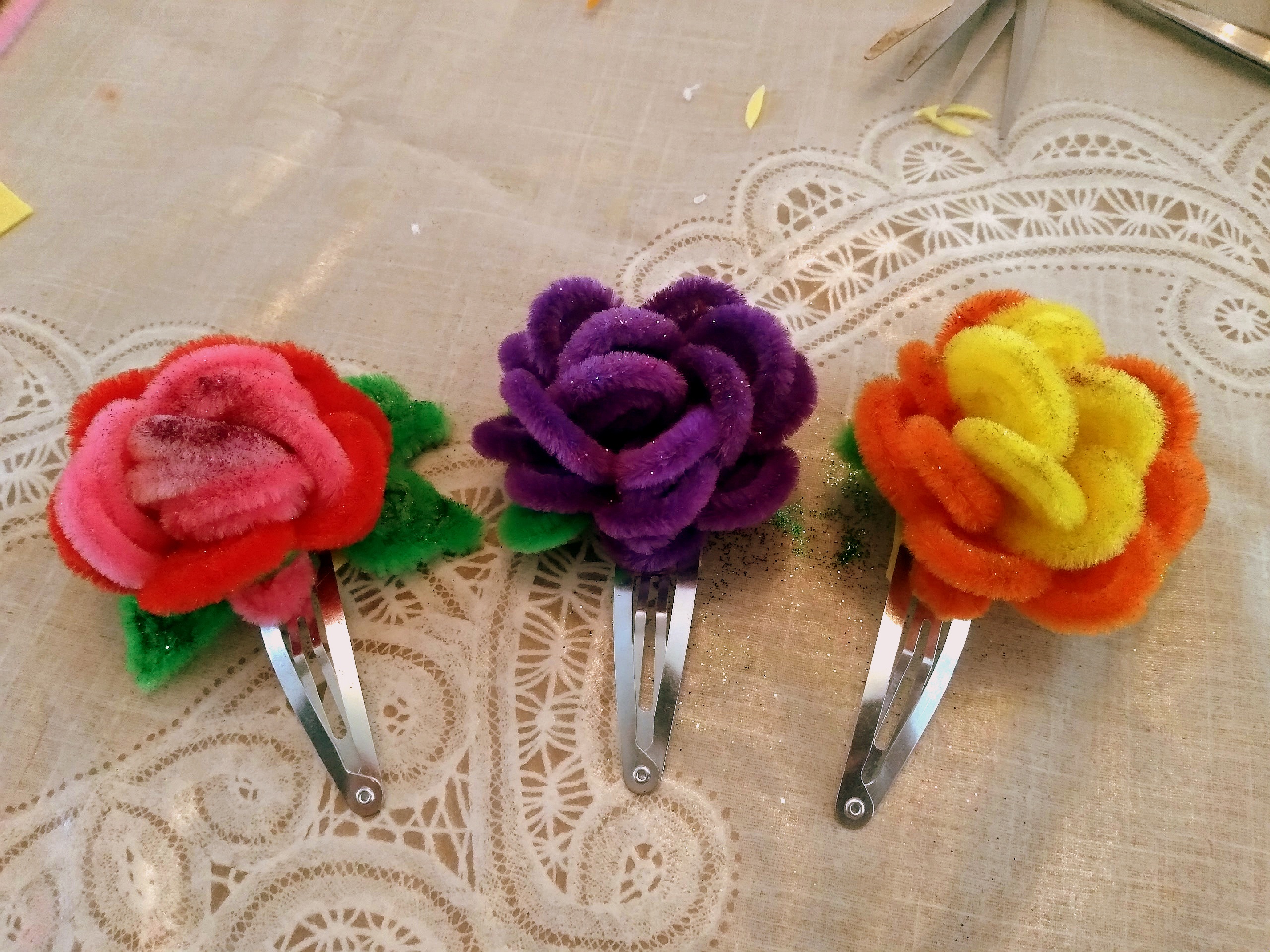 Заколка из синельной проволоки