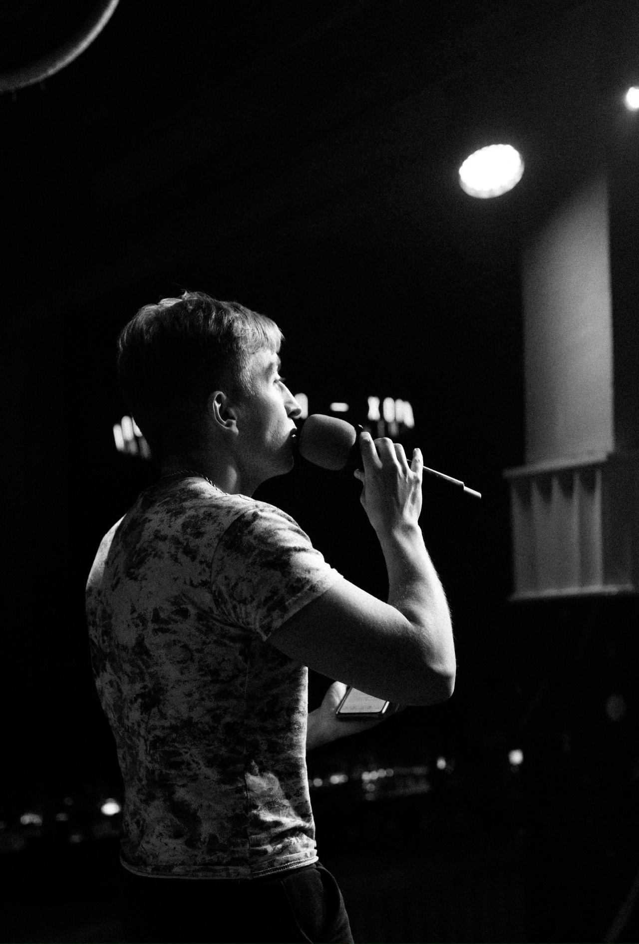 Под шёпот снега и гитарные переливы